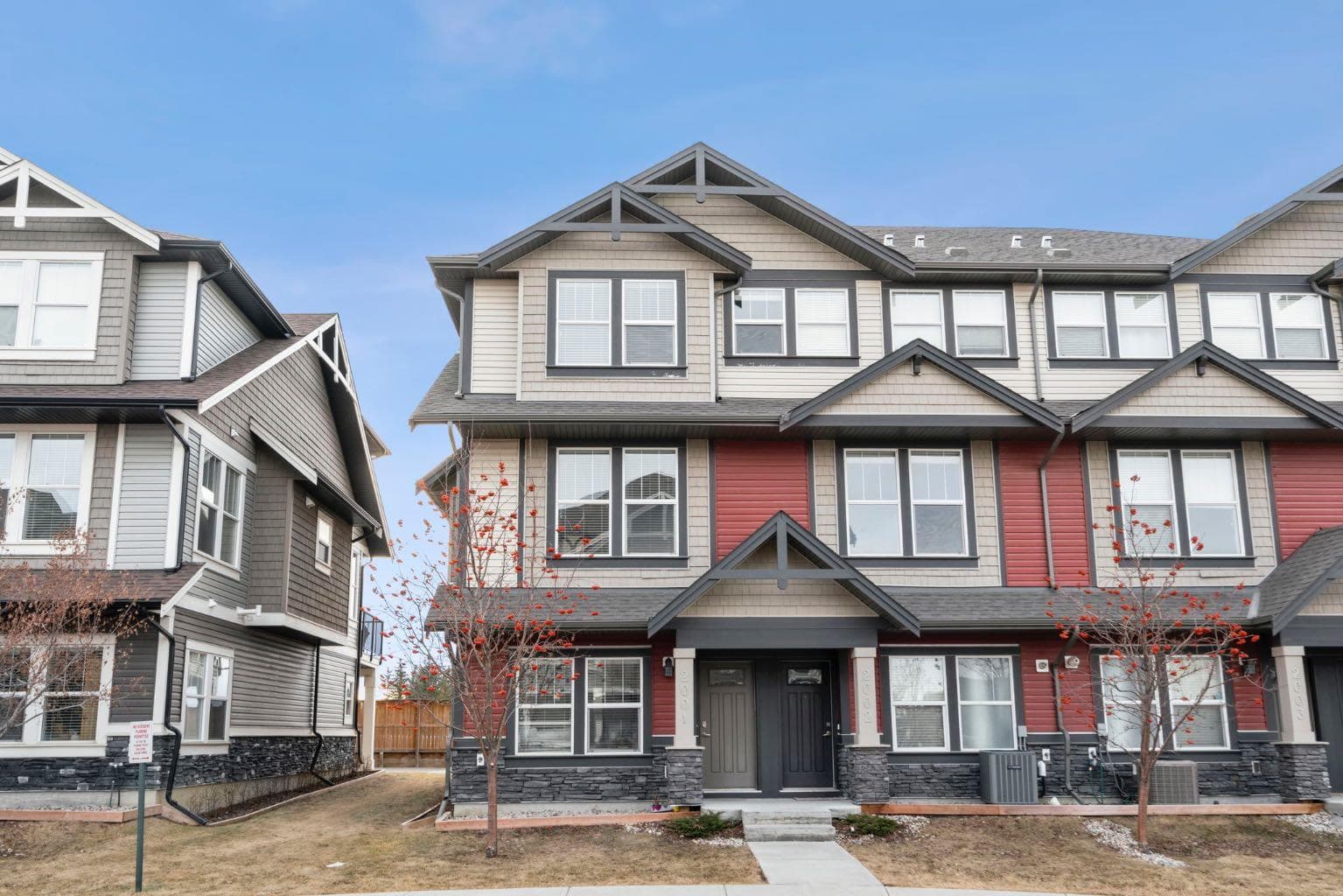 2001, 280 Williamstown Close NW