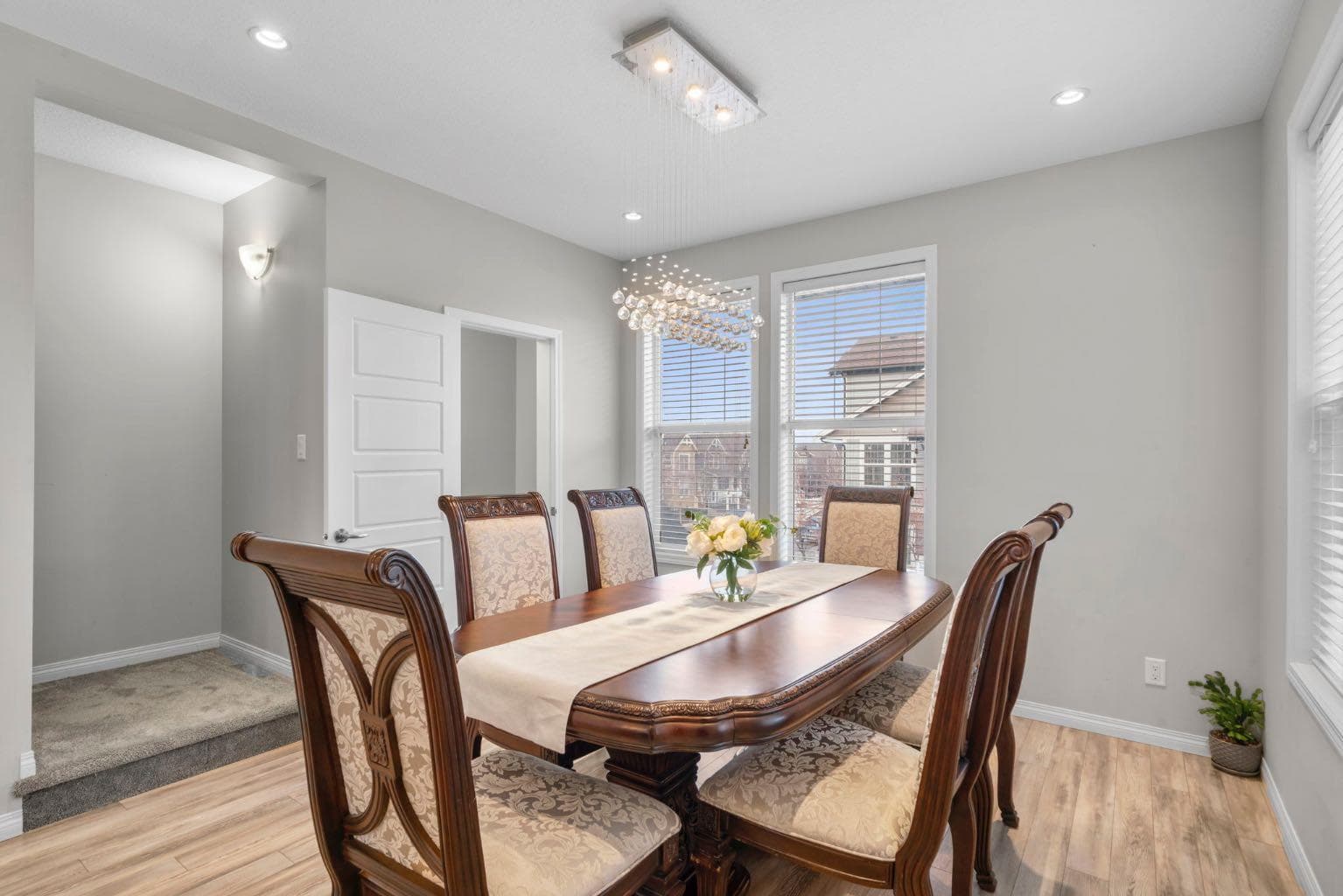 2001, 280 Williamstown Close NW