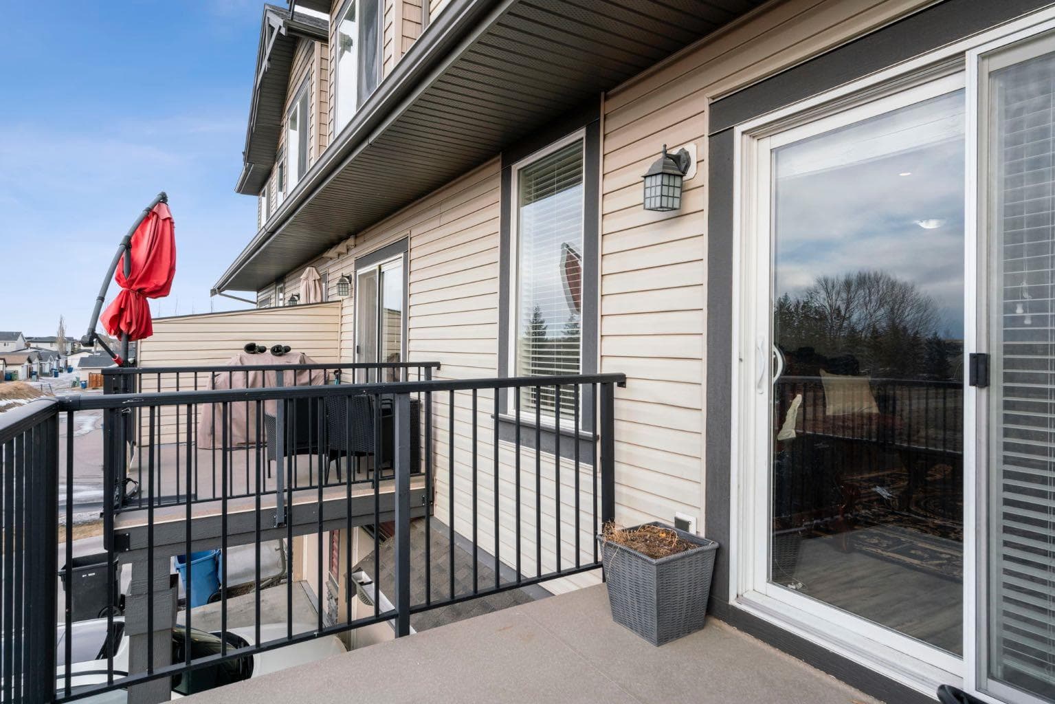 2001, 280 Williamstown Close NW