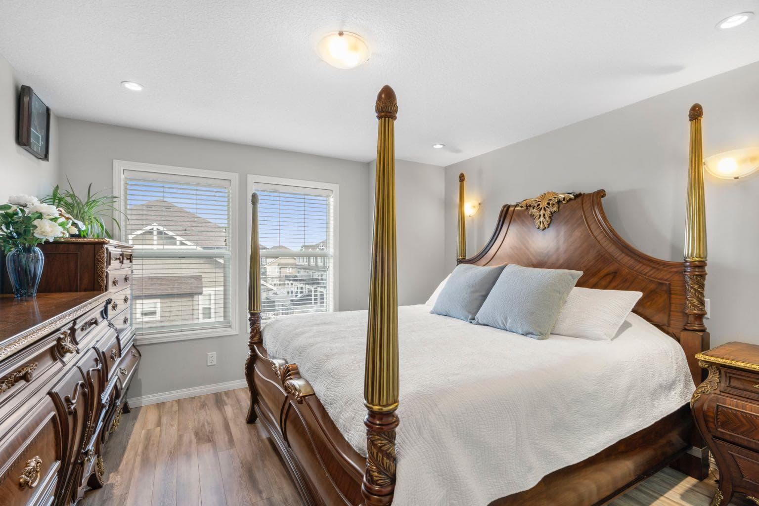 2001, 280 Williamstown Close NW