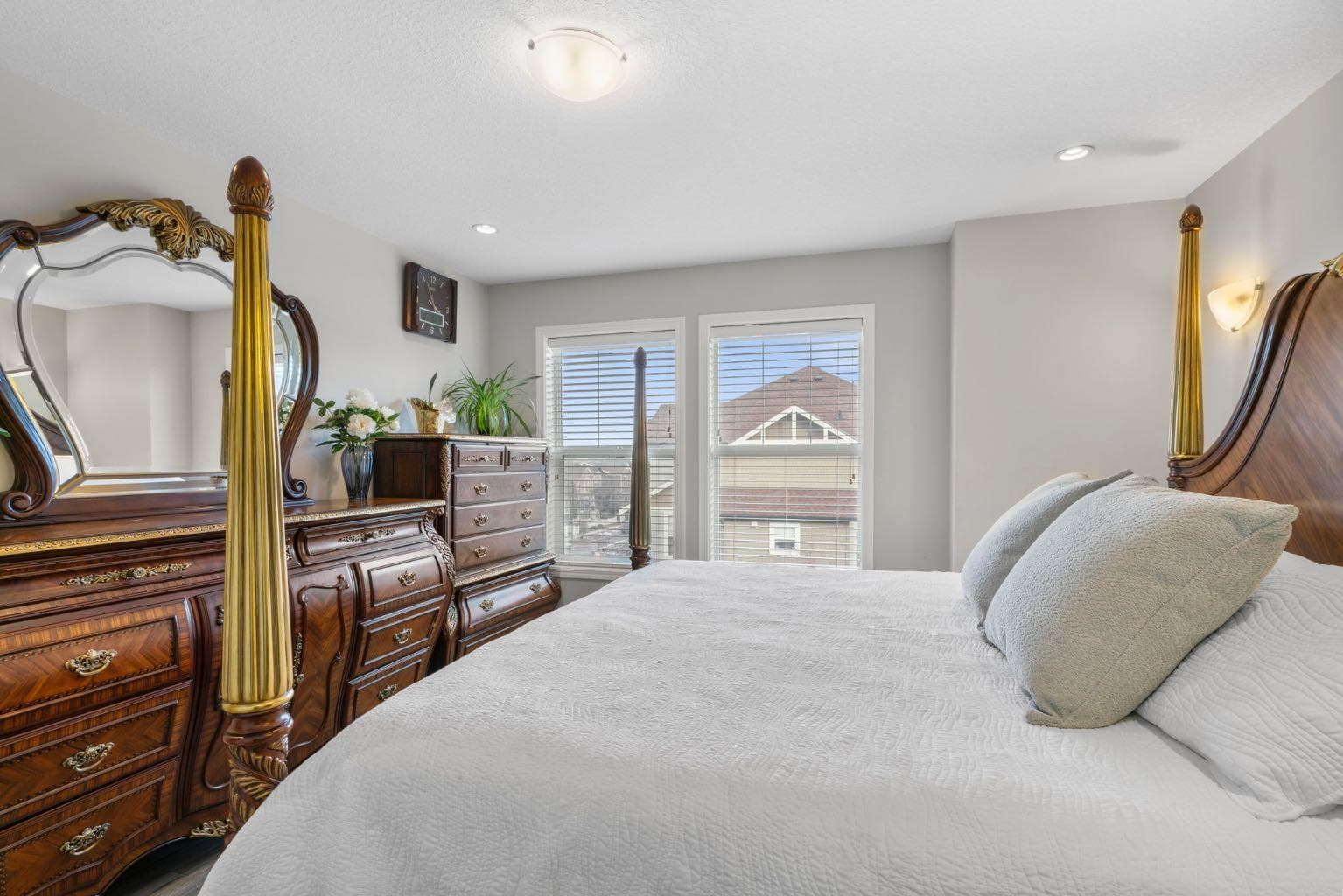 2001, 280 Williamstown Close NW