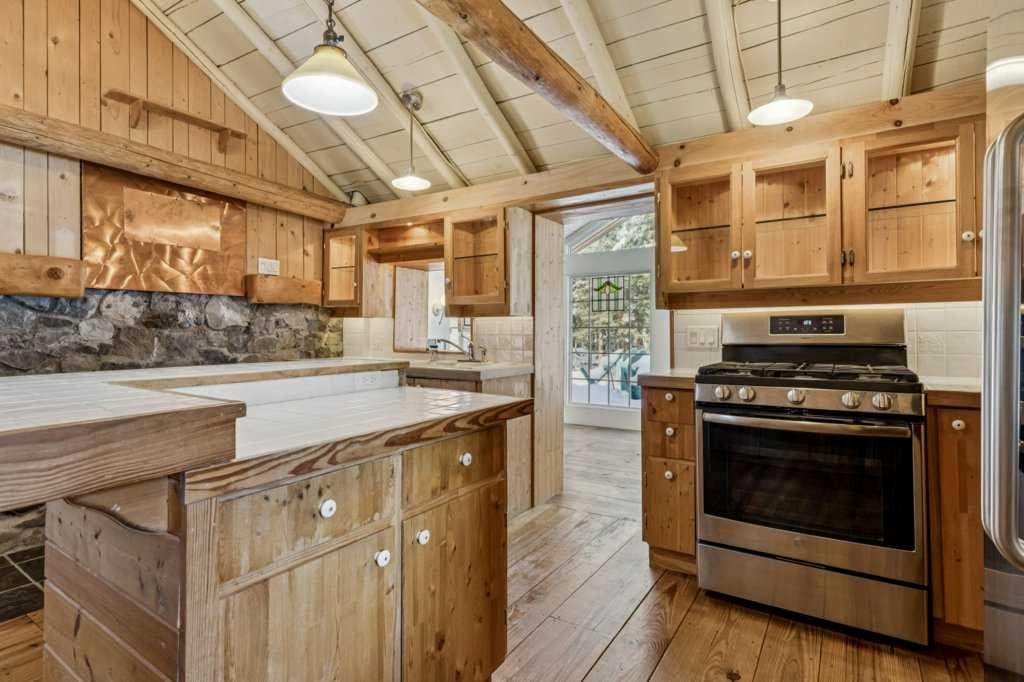4 Pine Avenue 