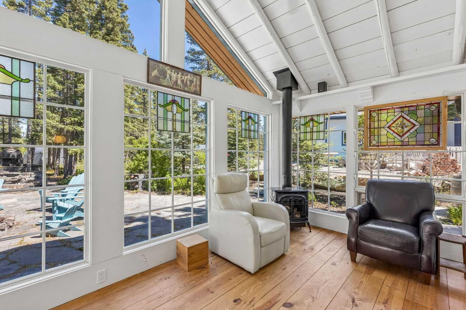 4 Pine Avenue 