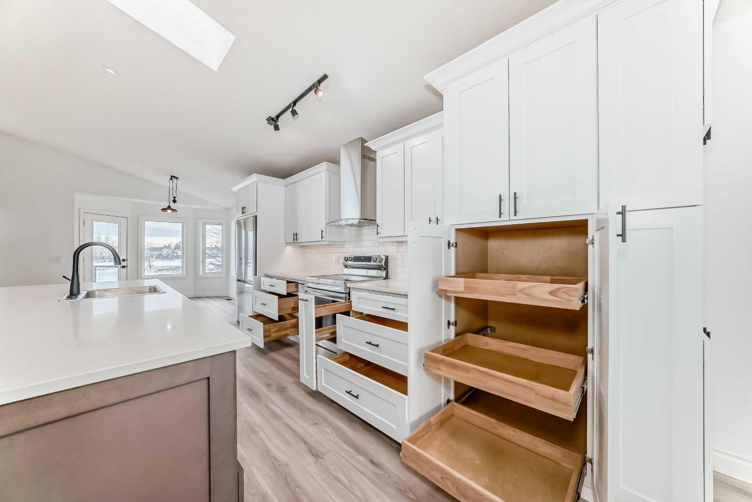 228 Woodside Crescent NW