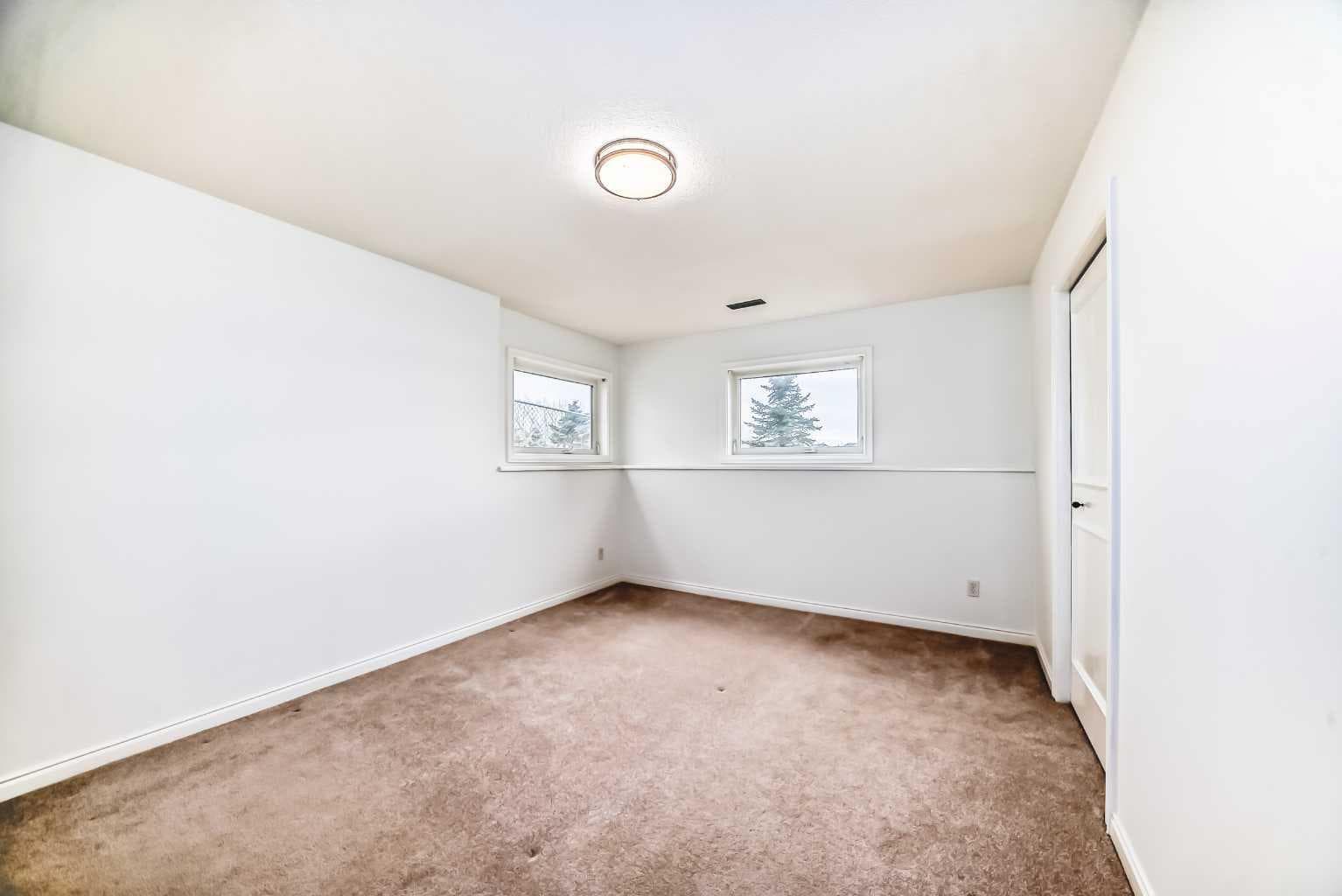 228 Woodside Crescent NW
