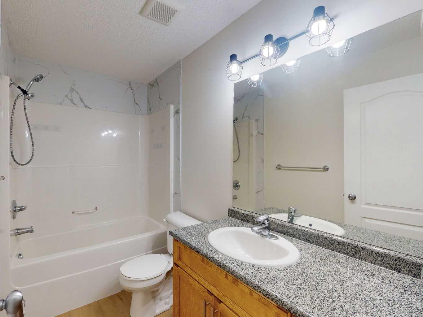 1206, 2370 Bayside Road SW