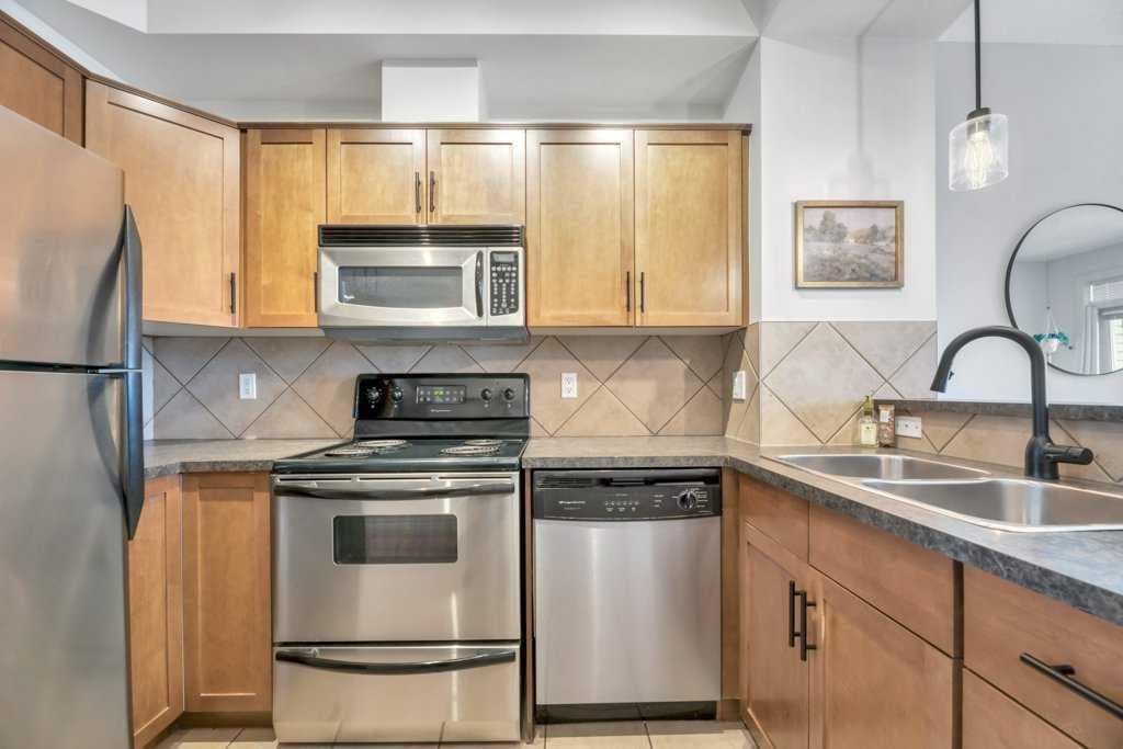 13, 148 Rockyledge View NW