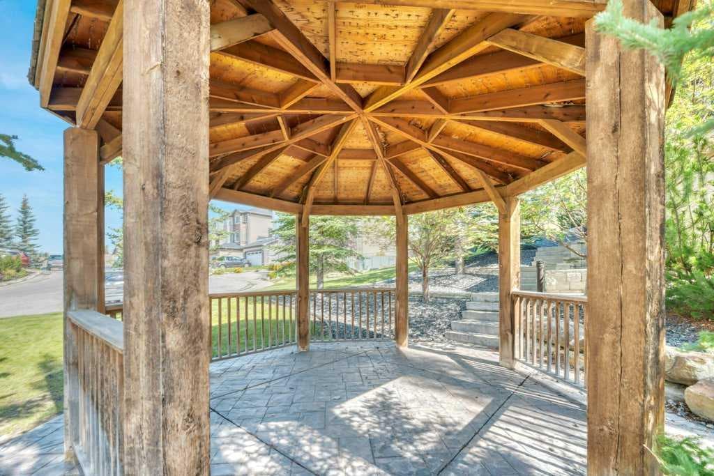 13, 148 Rockyledge View NW