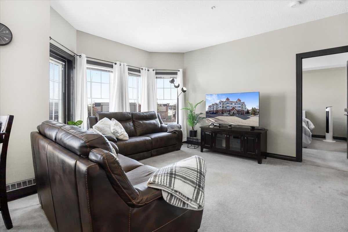 326, 30 Royal Oak Plaza NW