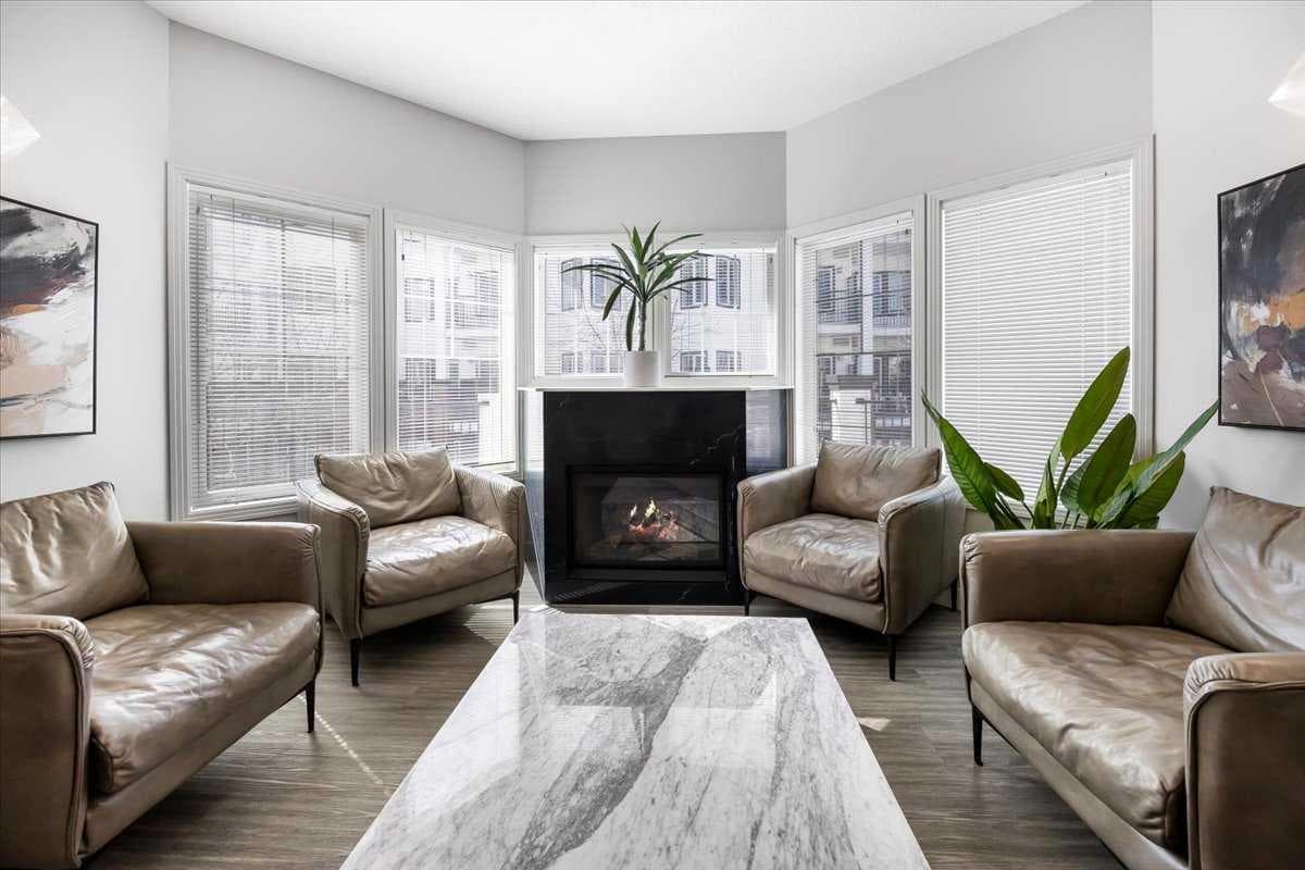 326, 30 Royal Oak Plaza NW