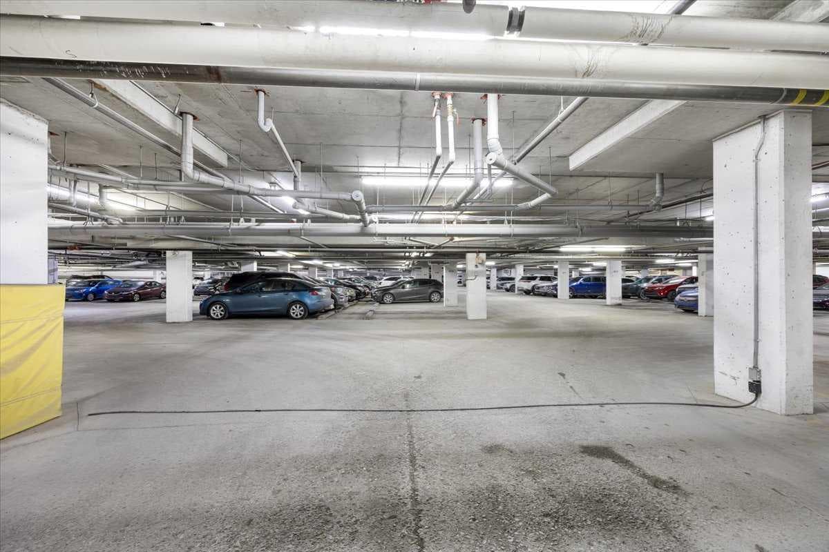 326, 30 Royal Oak Plaza NW