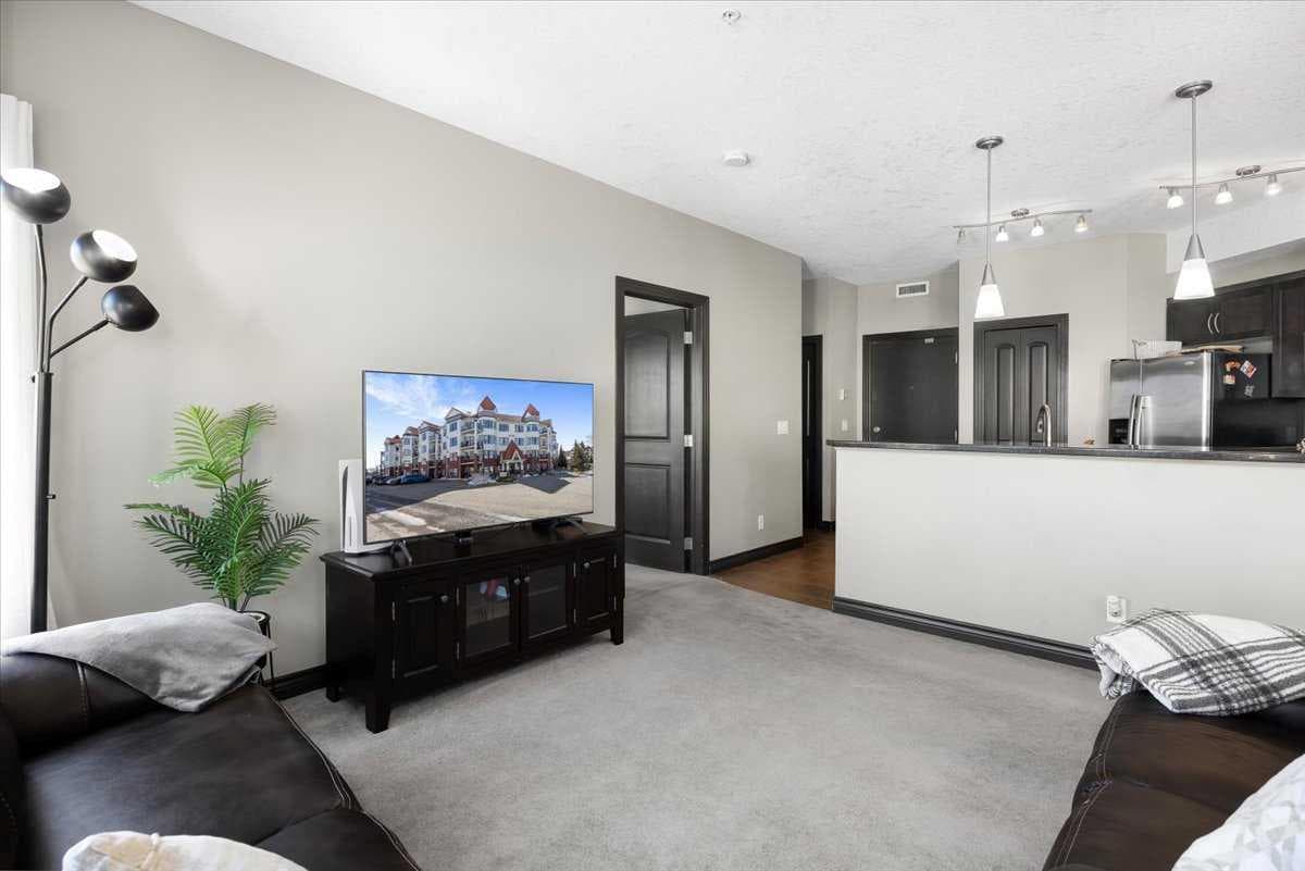 326, 30 Royal Oak Plaza NW