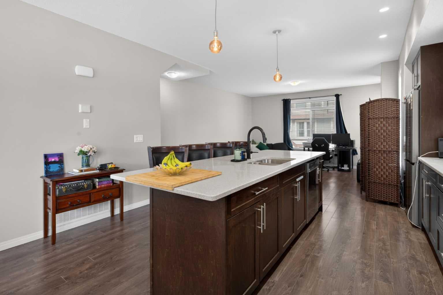 1601, 280 Williamstown Close NW