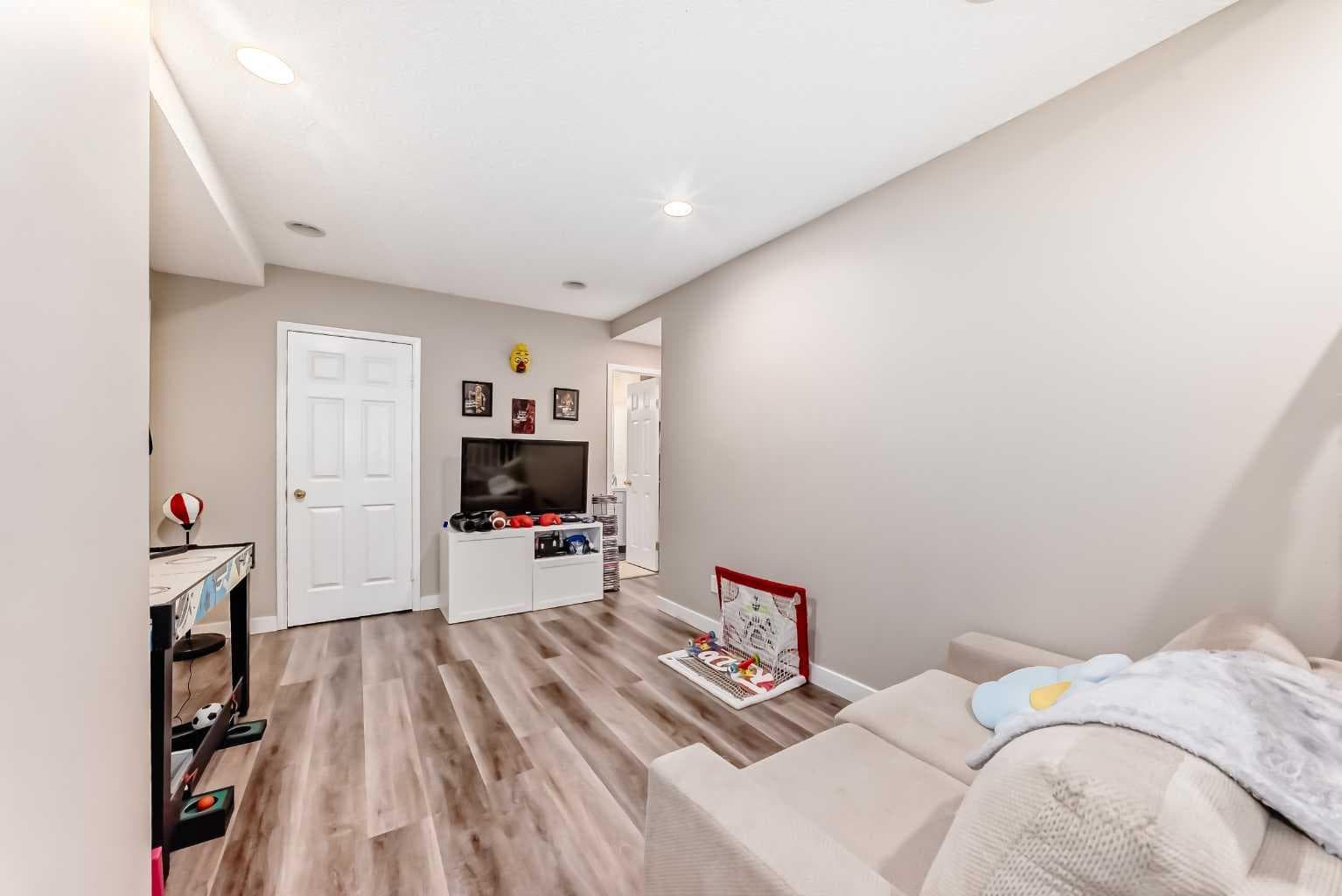 1-6, 8 Huntley Close NE
