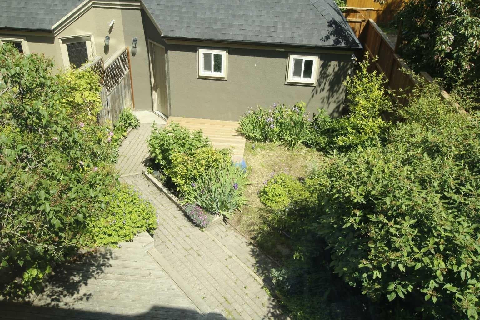 216 4 Avenue NE
