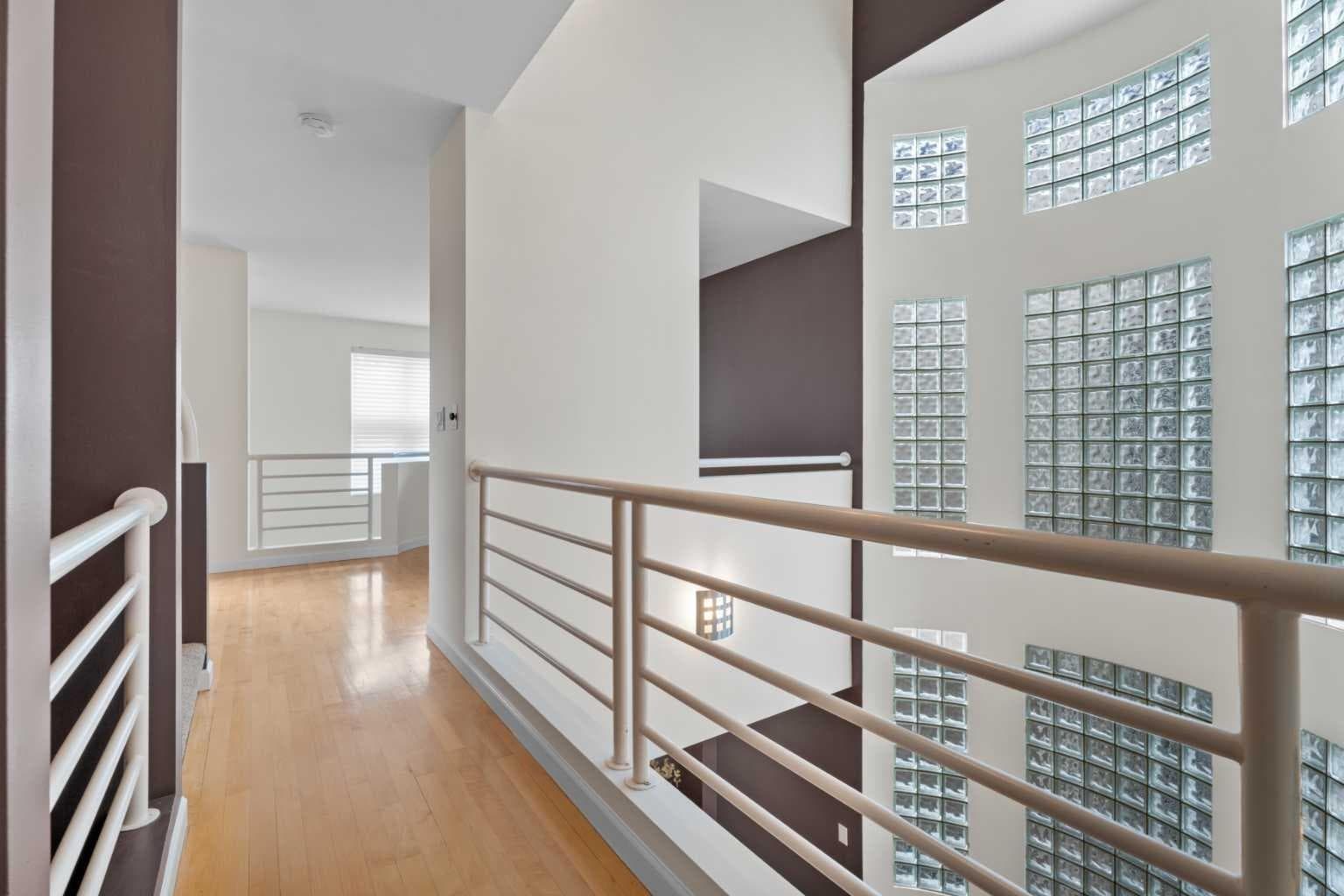 216 4 Avenue NE