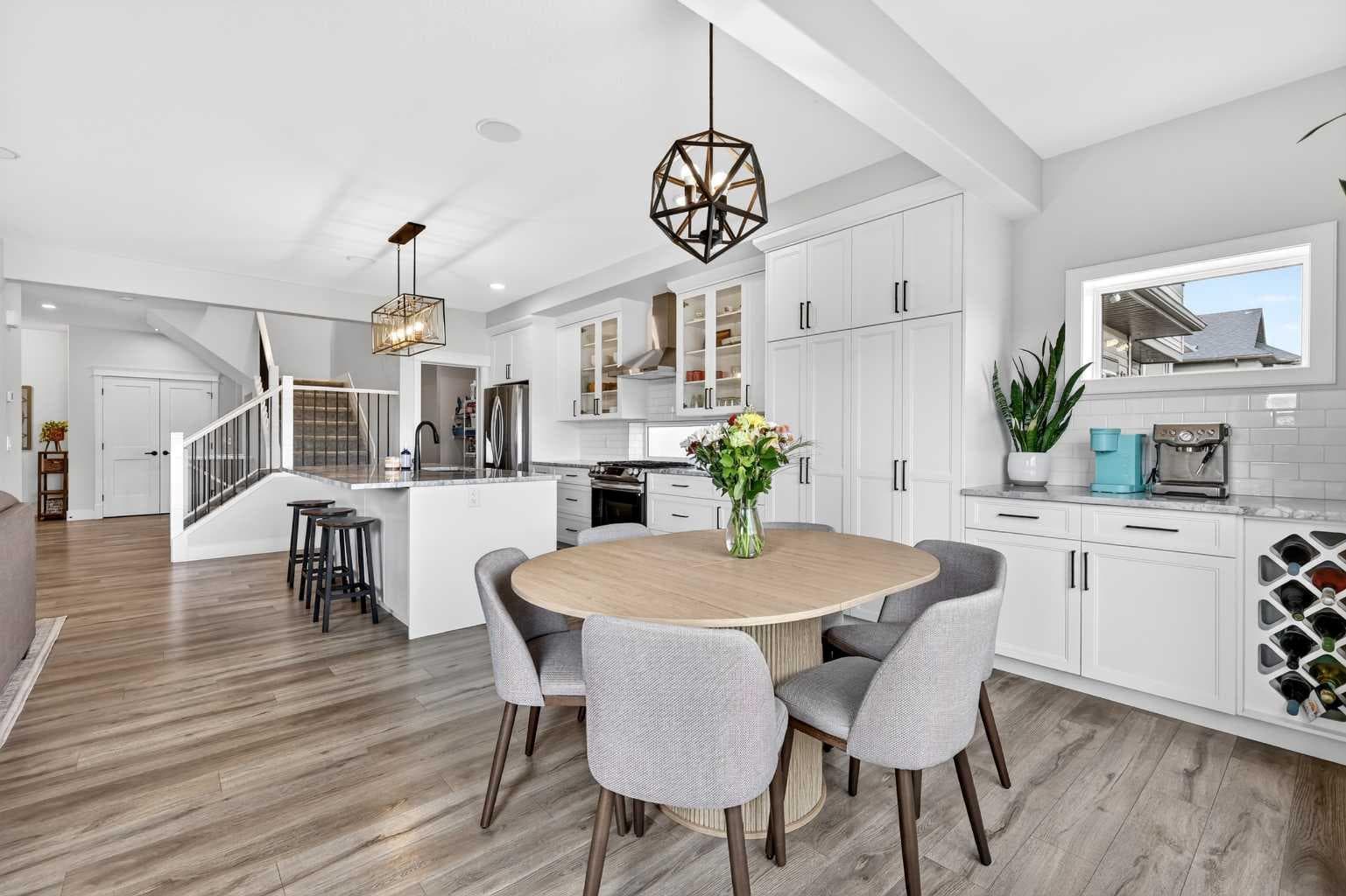 652 Reynolds Crescent SW