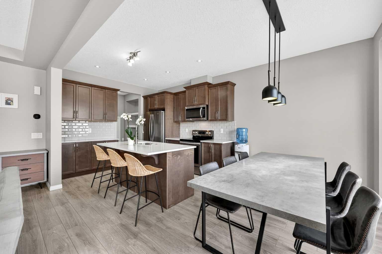 293 Windrow Crescent SW