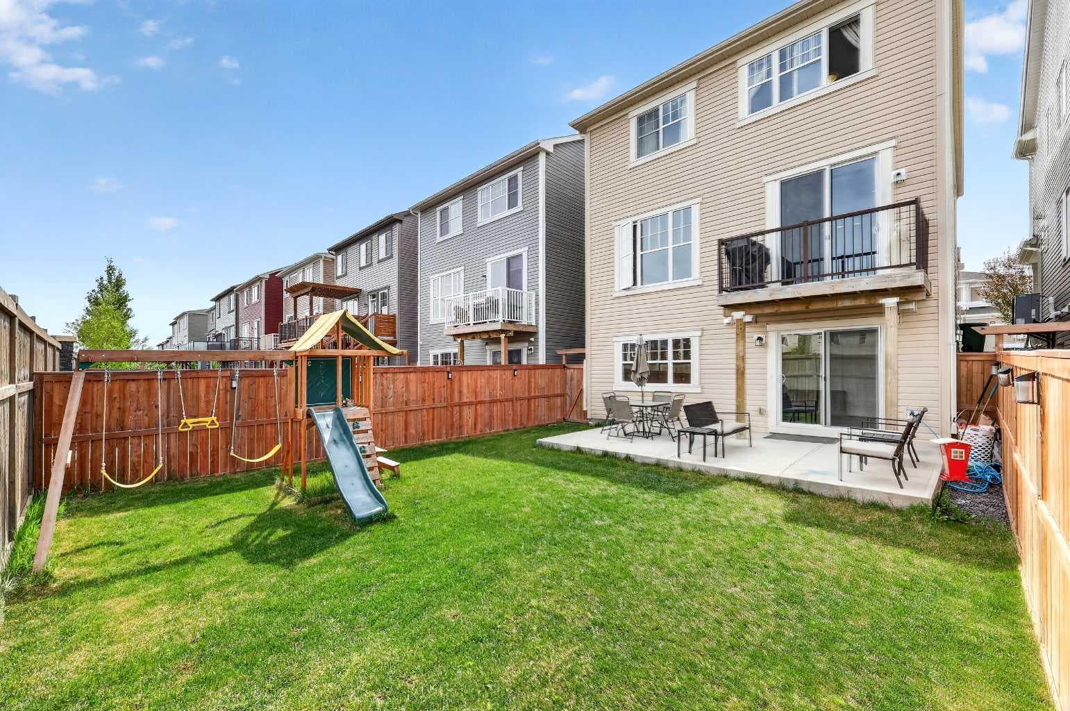 293 Windrow Crescent SW
