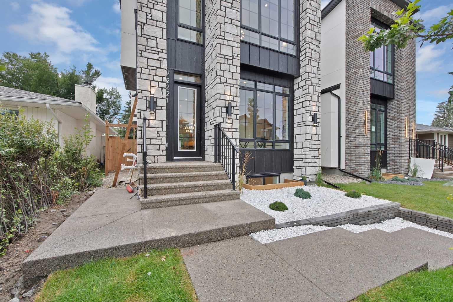 2221 Halifax Crescent NW