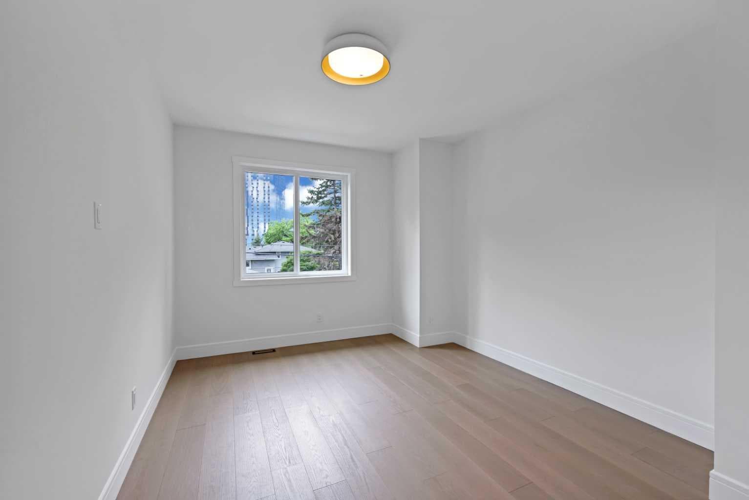 2221 Halifax Crescent NW
