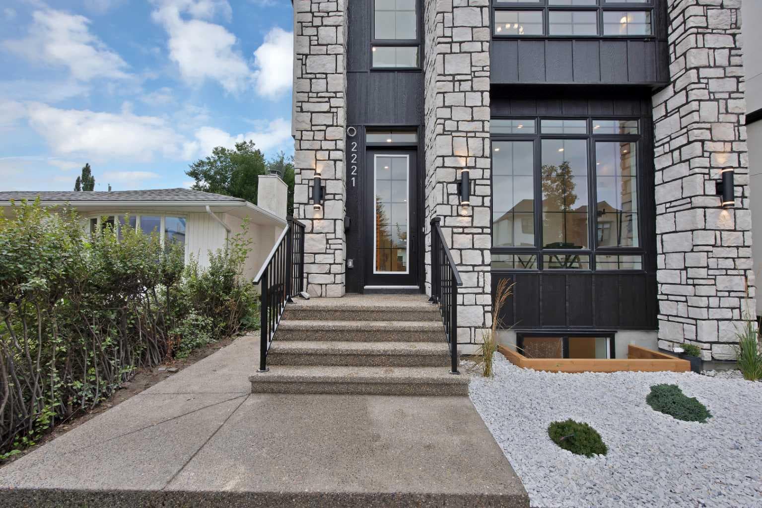 2221 Halifax Crescent NW