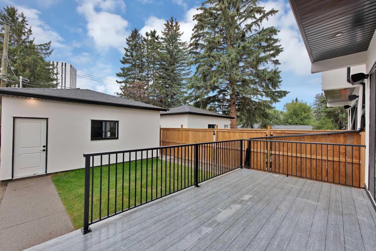 2221 Halifax Crescent NW