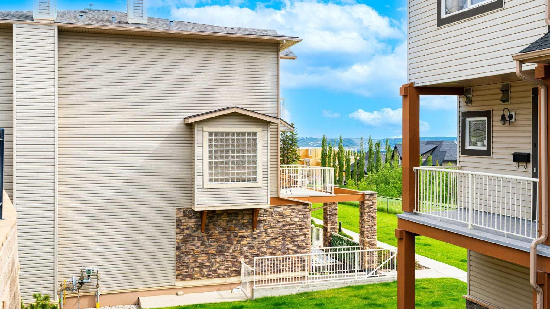 1, 169 Rockyledge View NW