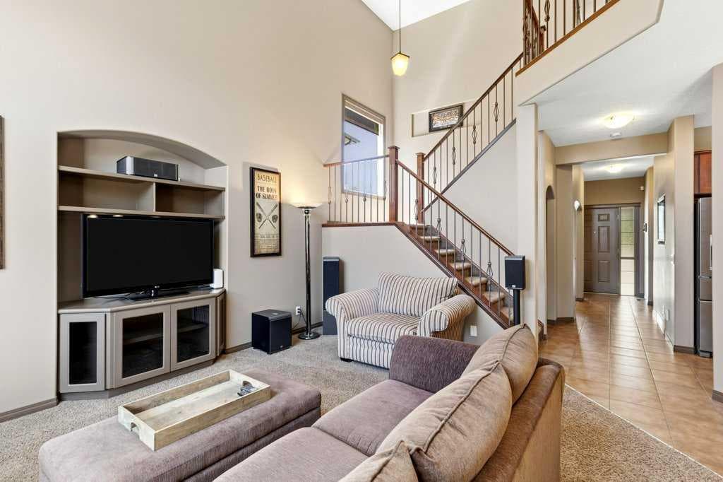 23 Aspen Stone Crescent SW