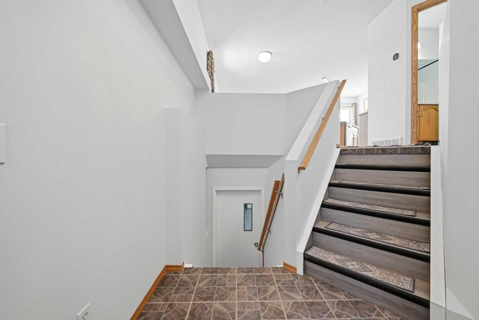 11 Covecreek Close NE