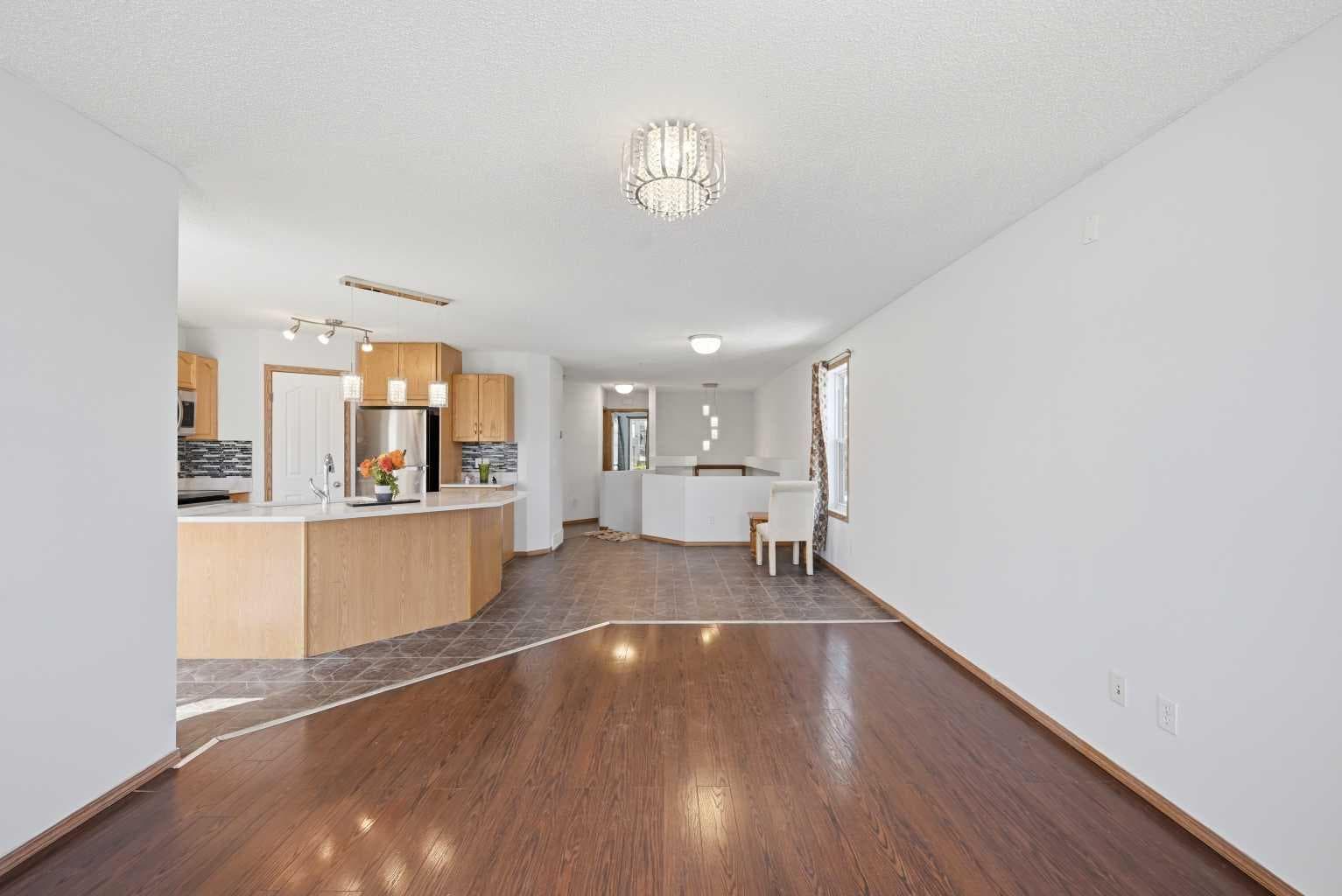 11 Covecreek Close NE