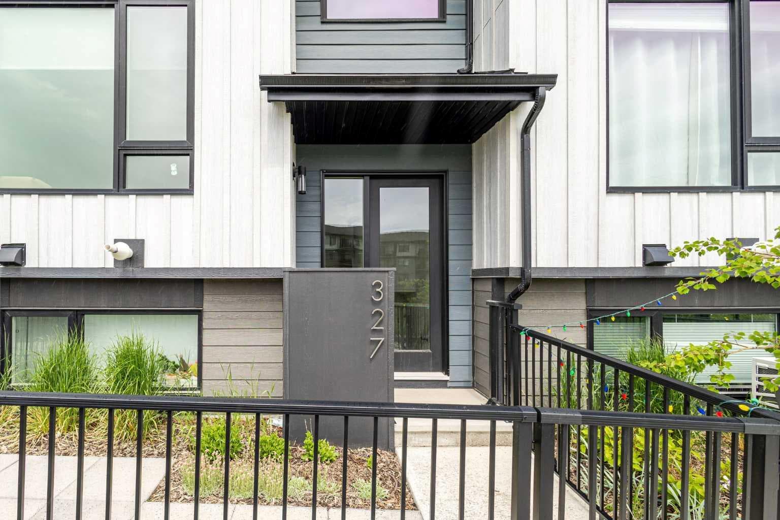 327, 85 sage hill Heights NW