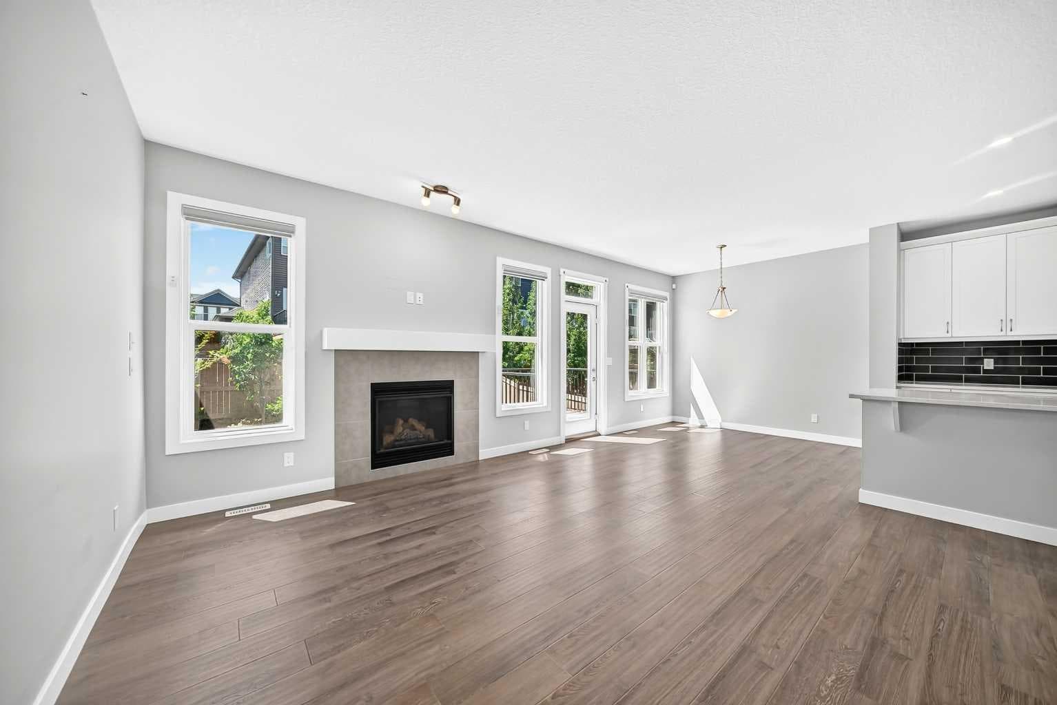 110 Crestbrook Way SW