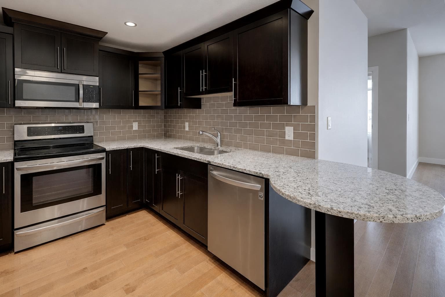 810, 16 Varsity Estates Circle NW