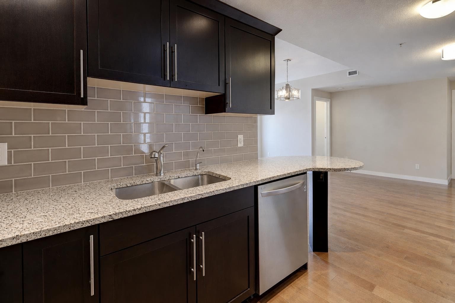 810, 16 Varsity Estates Circle NW