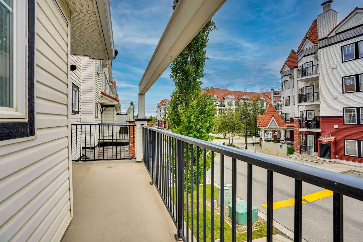 19 Royal Oak Plaza NW