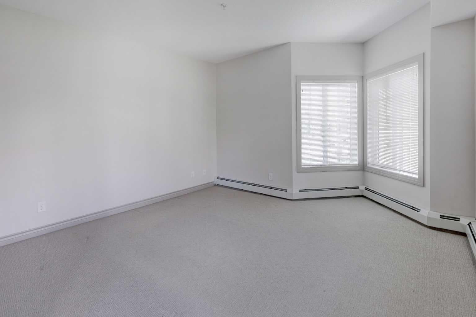 220, 70 Royal Oak Plaza NW
