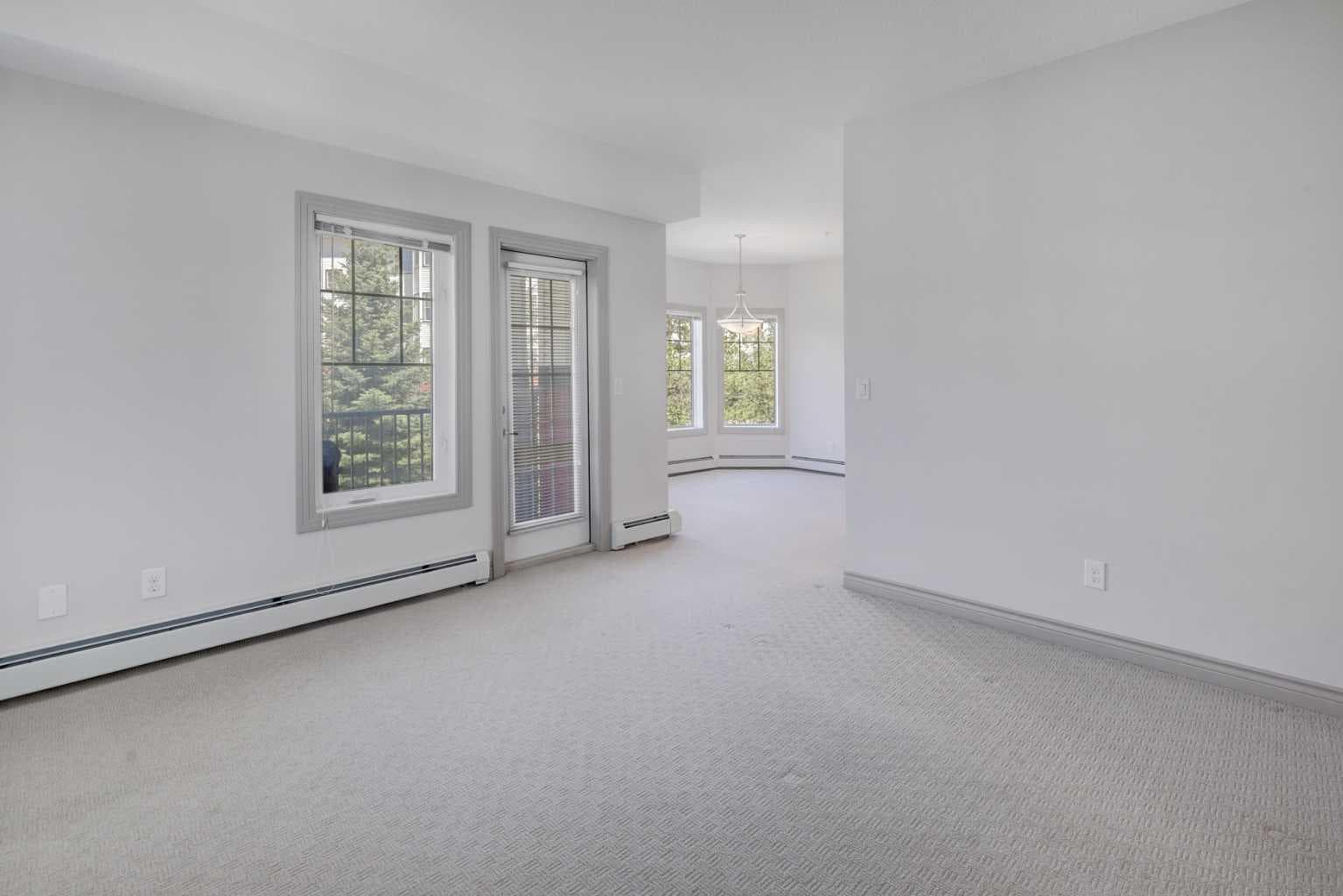 220, 70 Royal Oak Plaza NW