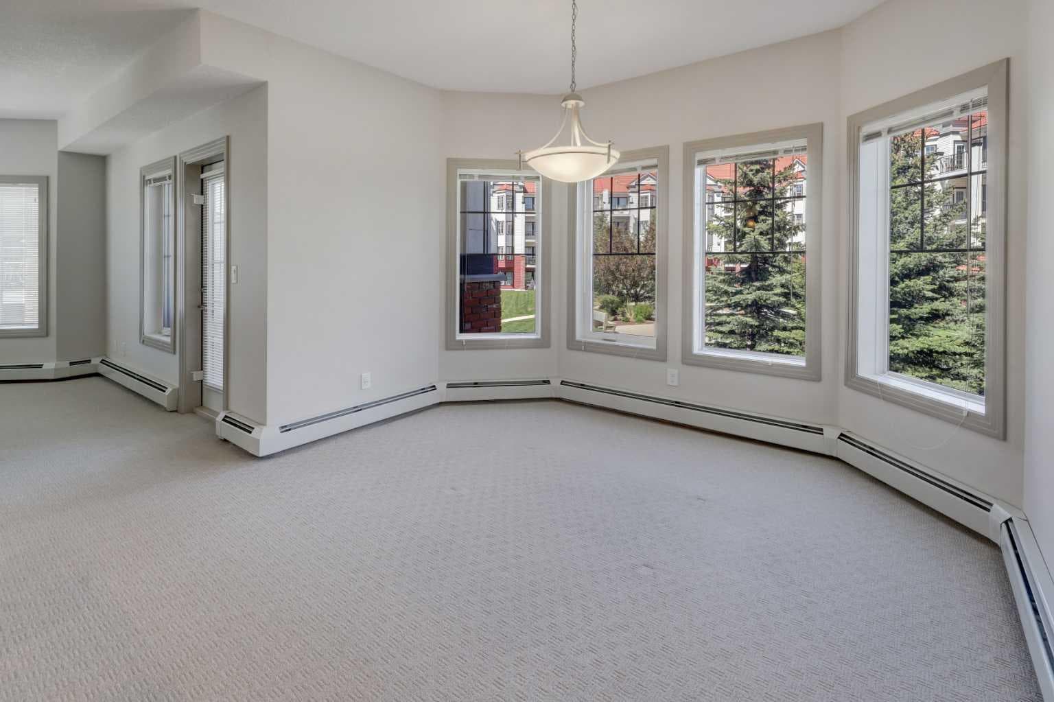 220, 70 Royal Oak Plaza NW