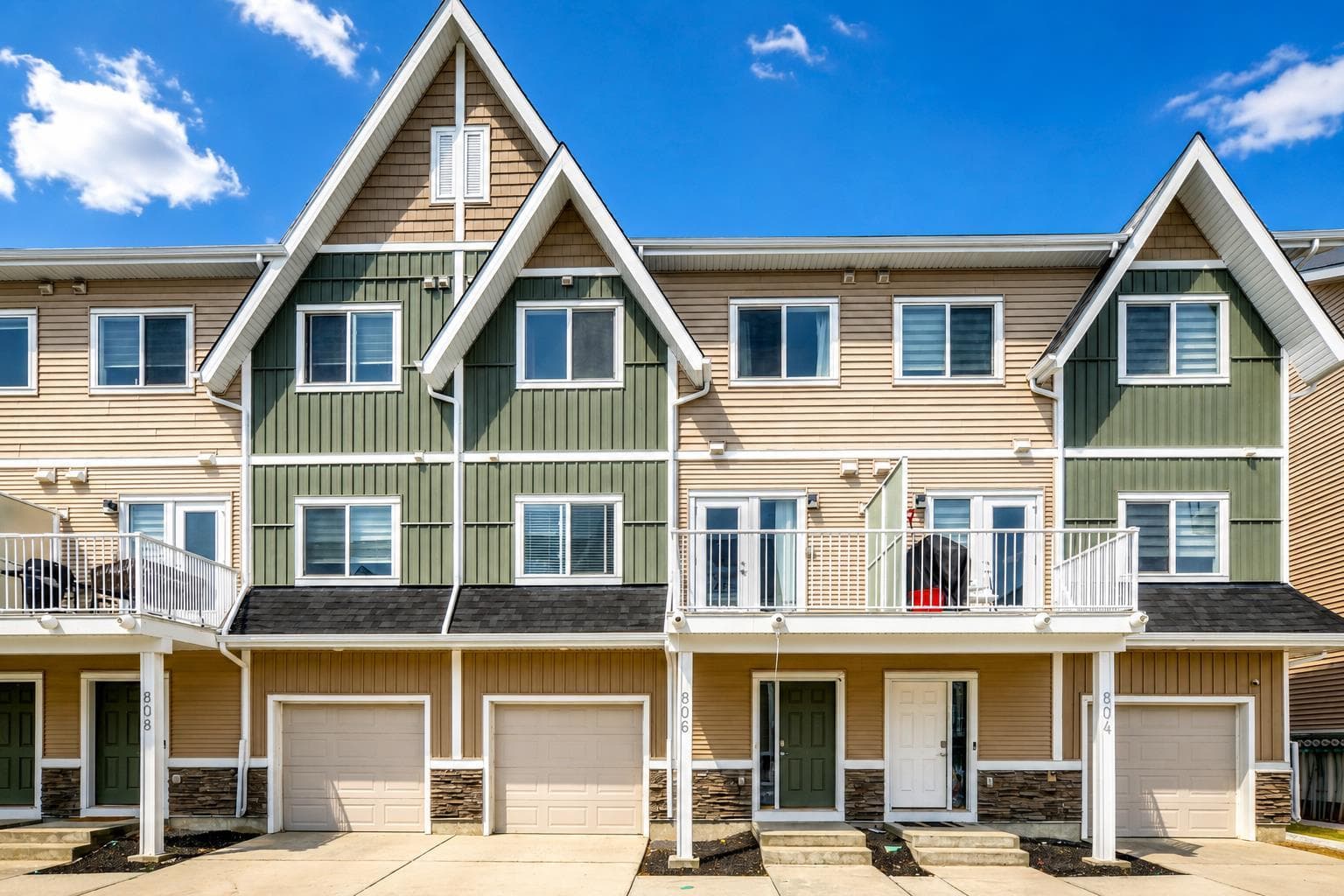 806, 32 Red Embers Parade NE