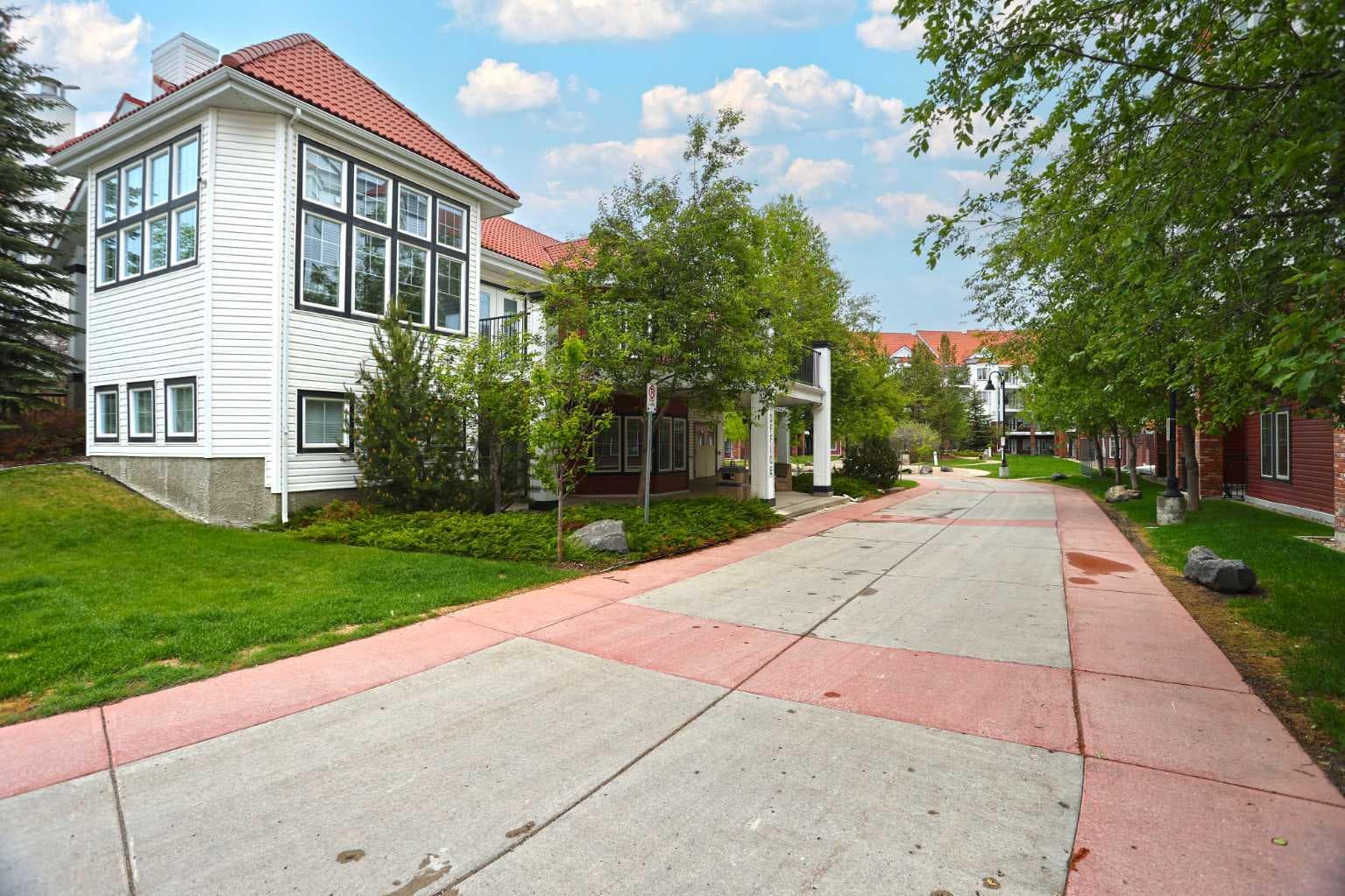 420, 30 Royal Oak Plaza NW