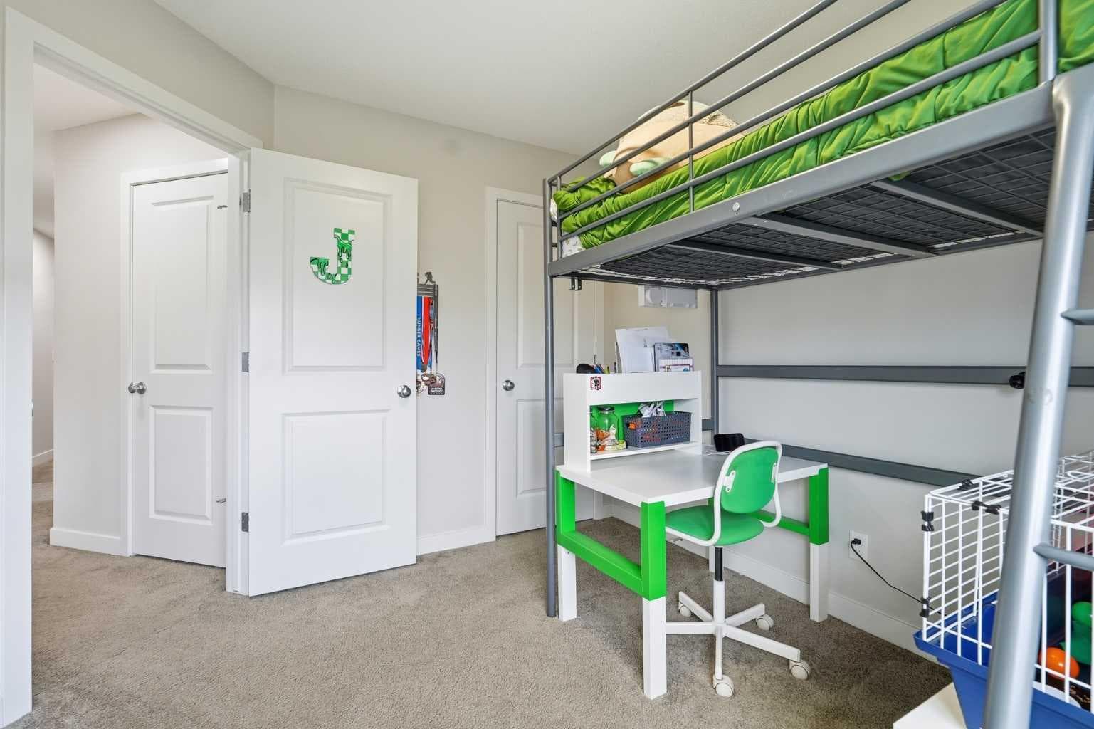 15 Lawrence Green SE