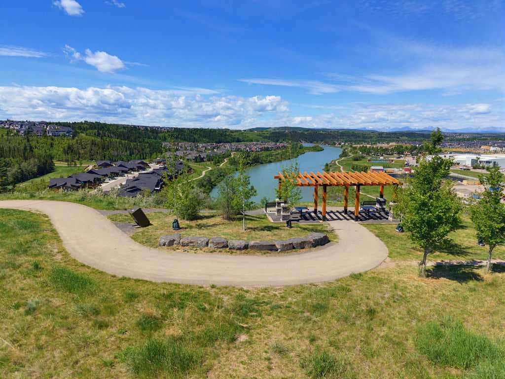 590 River Heights Crescent 