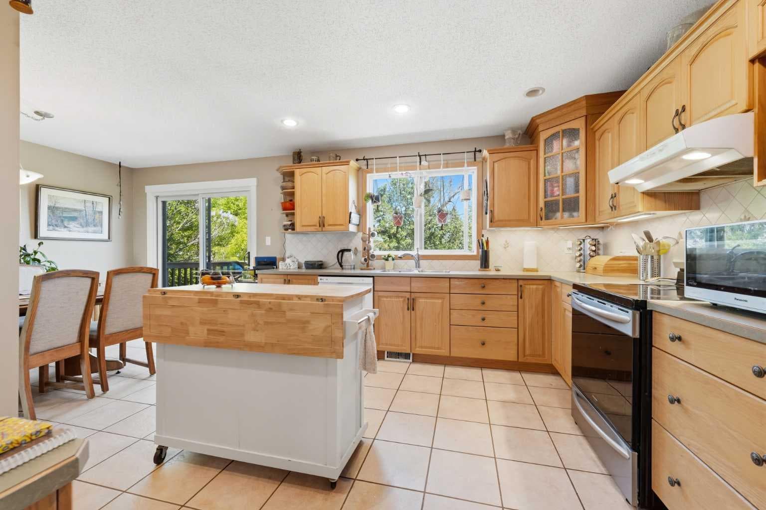 283080 & 283082 Township Road 254  
