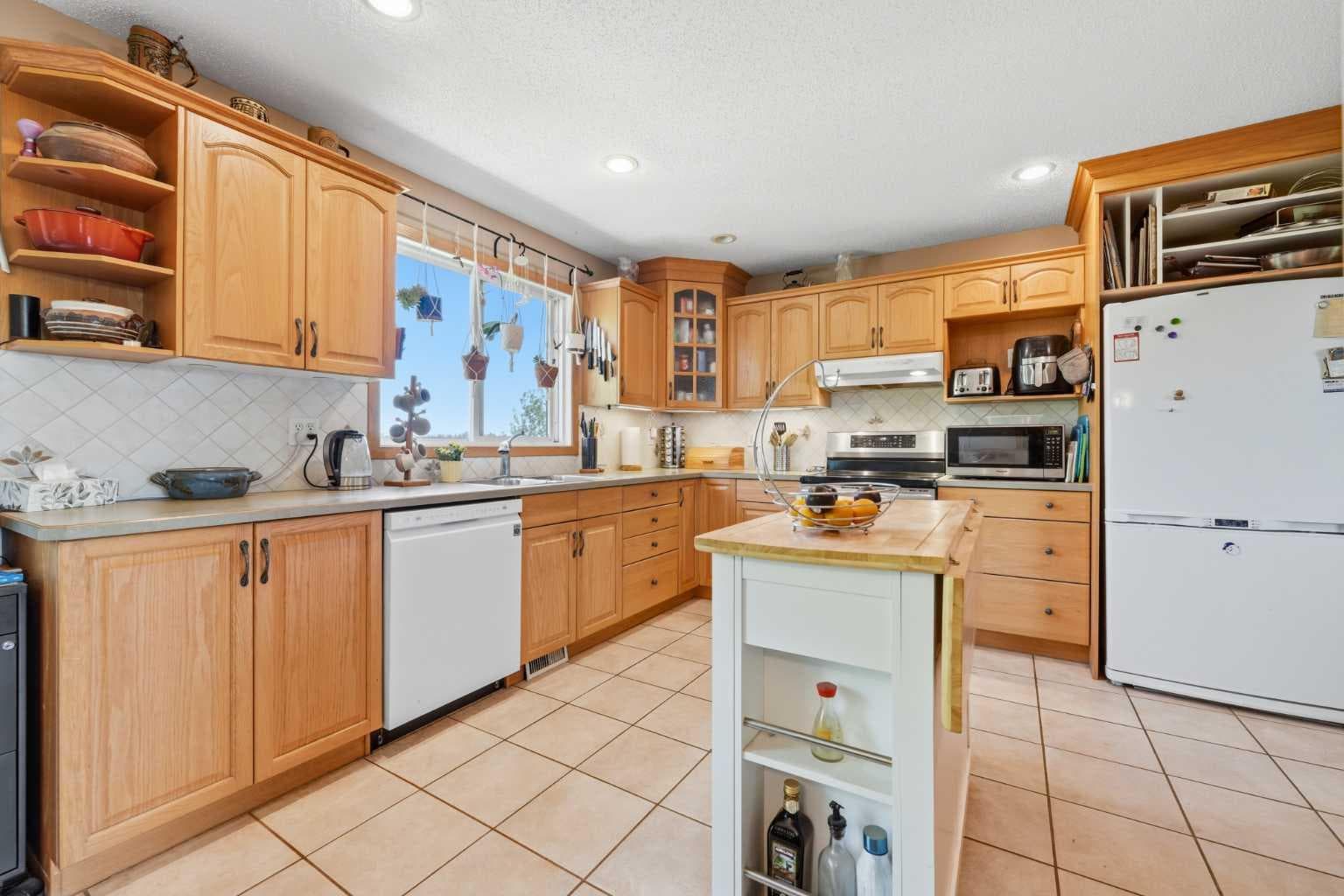 283080 & 283082 Township Road 254  