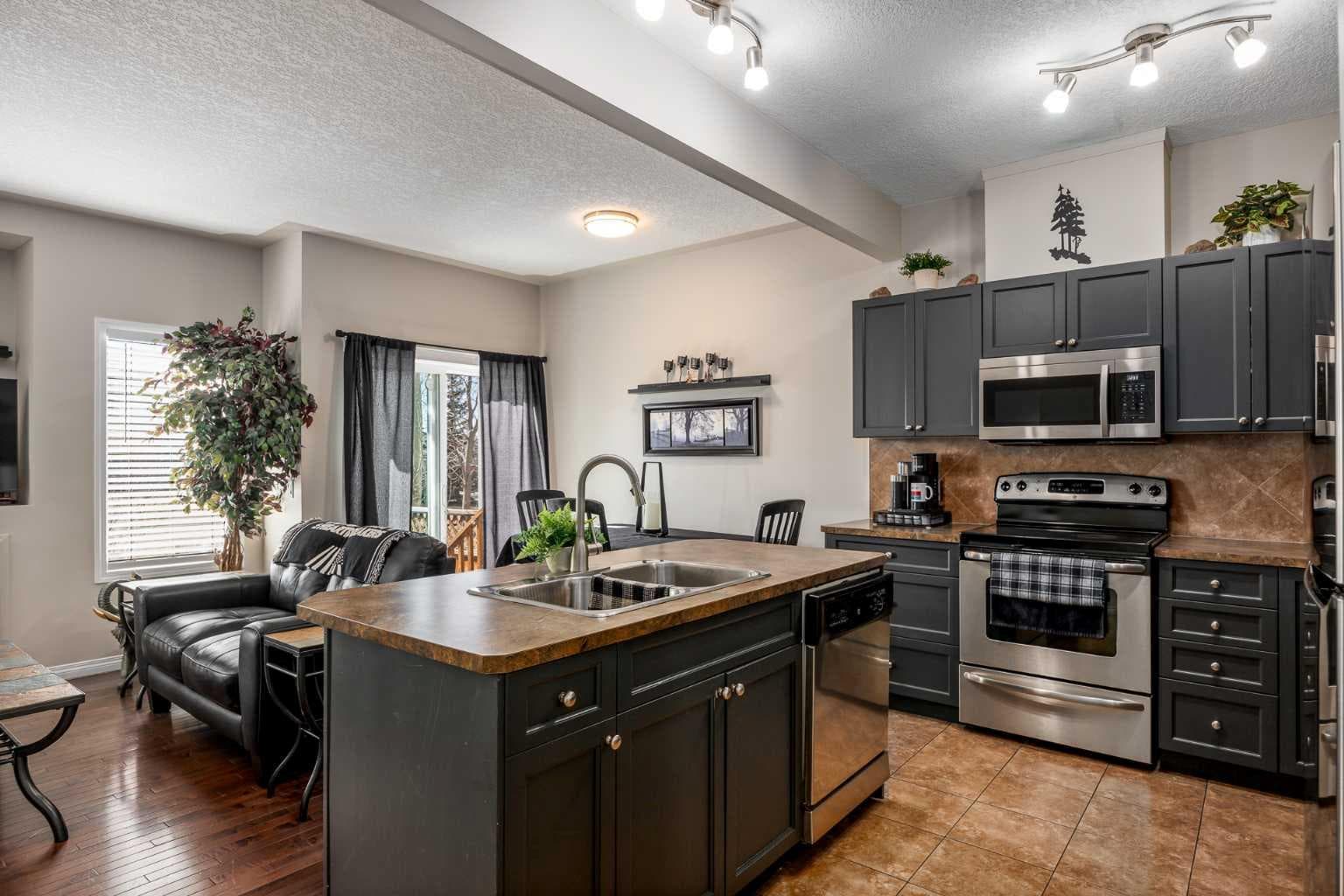 604, 620 Luxstone Landing SW