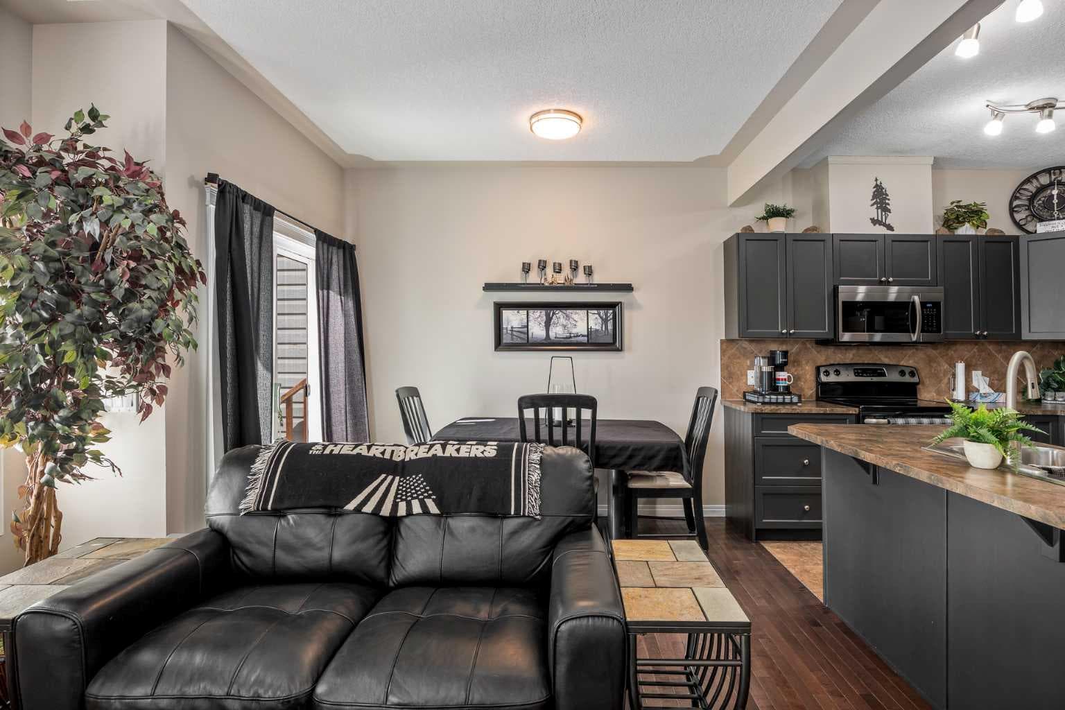 604, 620 Luxstone Landing SW