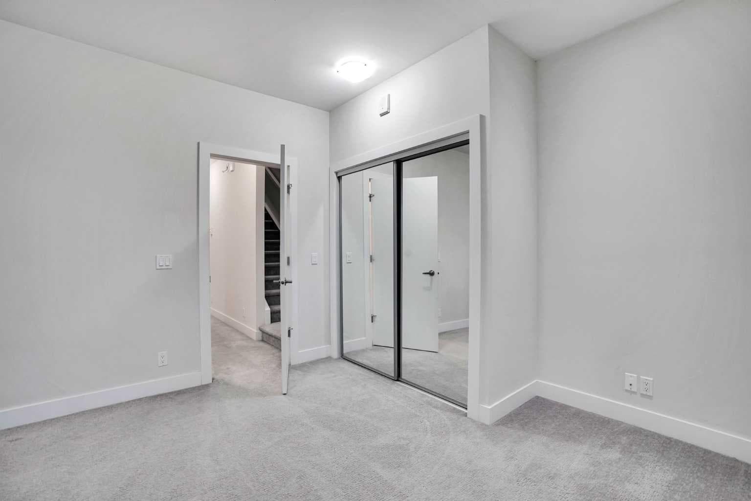 207, 20 Brentwood Common NW
