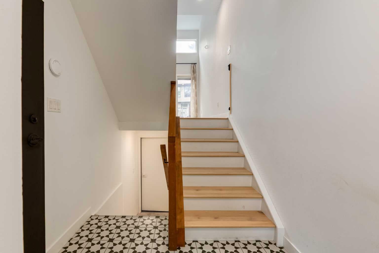 256 Point Mckay Terrace NW