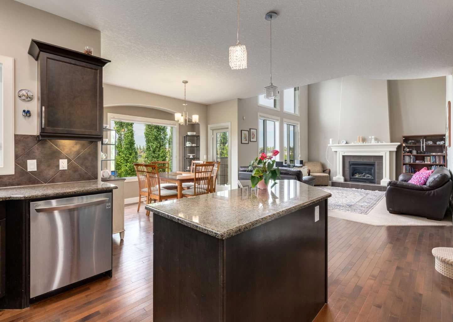 98 Royal Ridge Mount NW